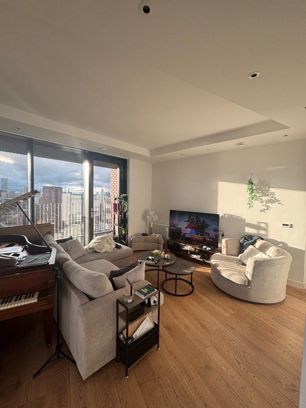 Photo 1: Living area, full furnished. Extremely spacious.