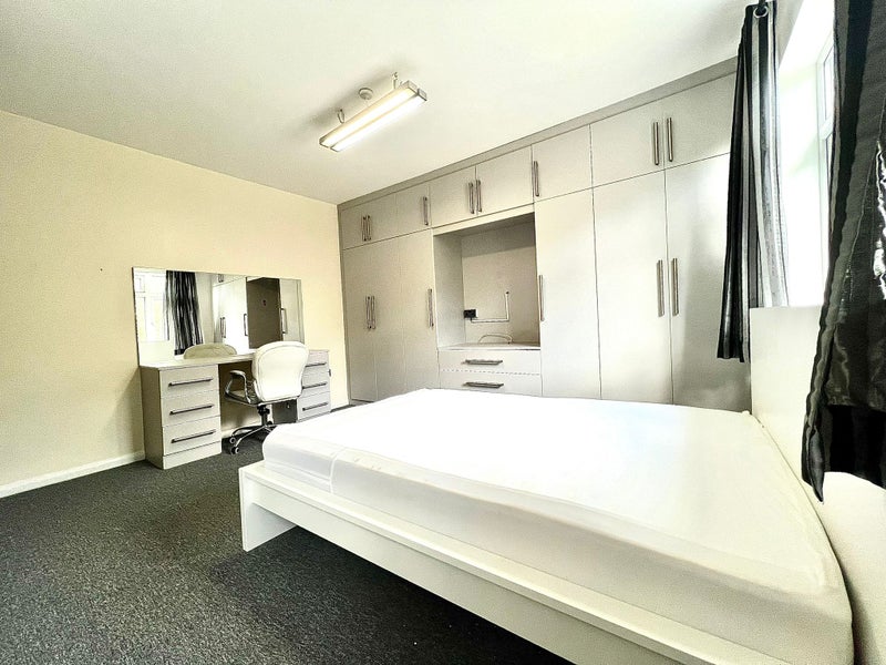 Photo 1: ROOM 2 EN-SUITE 