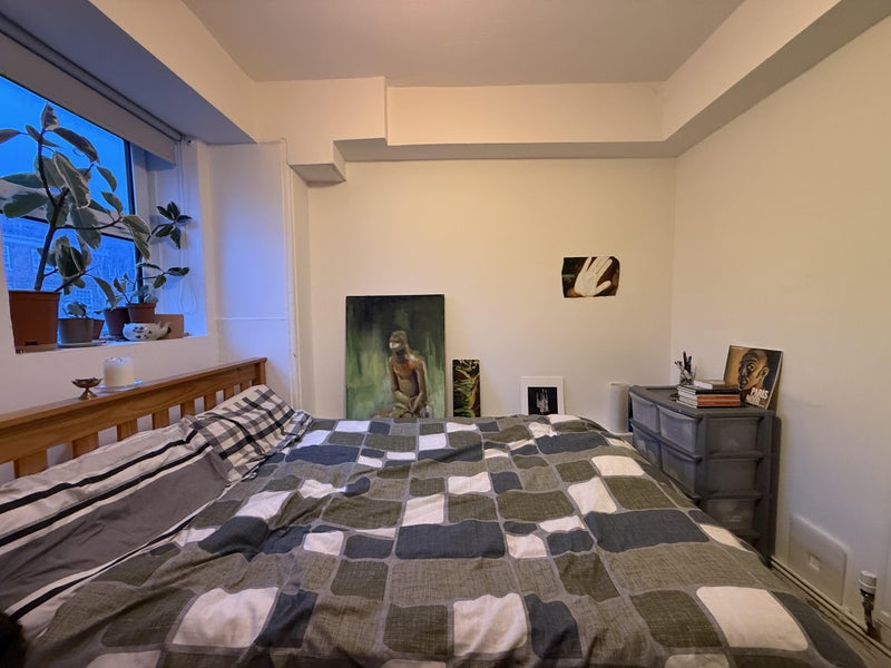 Photo 1: Room for Rent