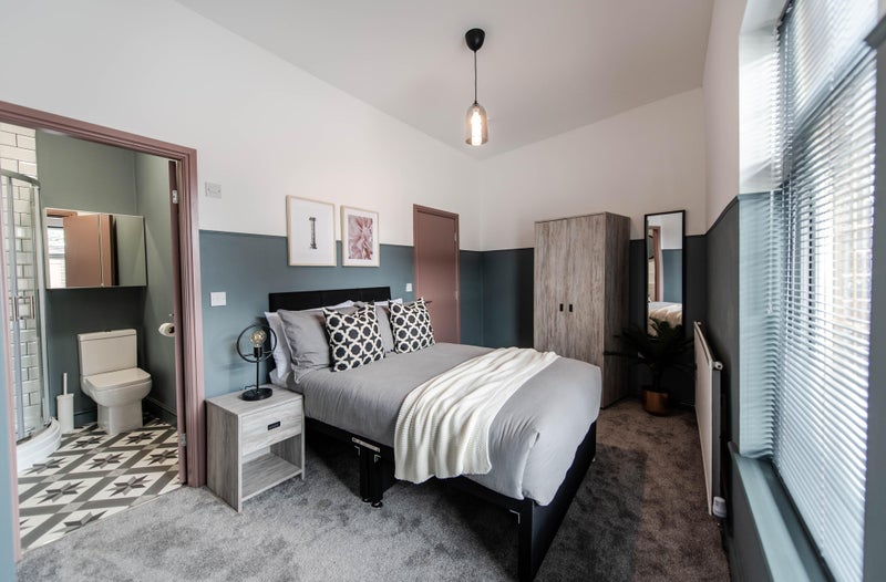 Photo 1: Room 4 -Ensuite