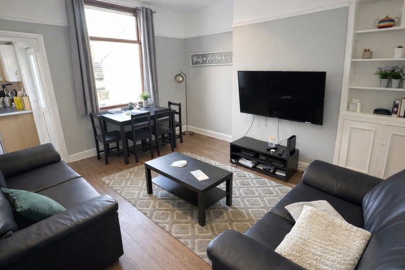 Photo 1: Living room 