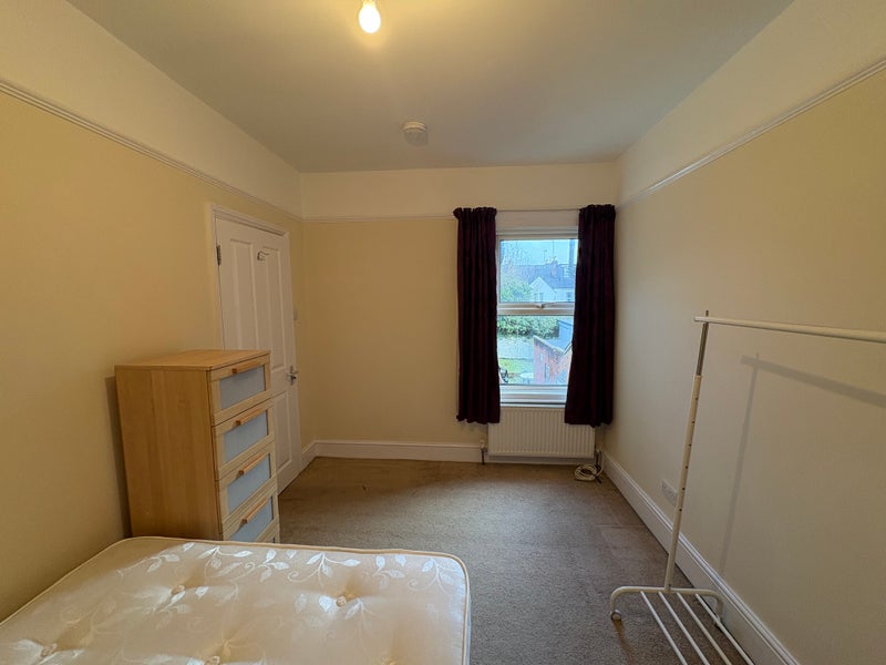 Photo 1: The freshly painted double room