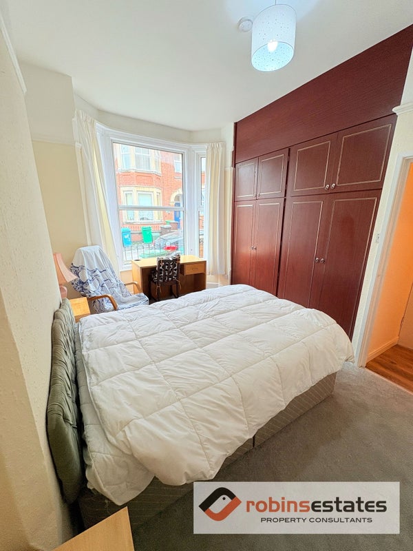 Photo 1: Bedroom with large built in wardrobe