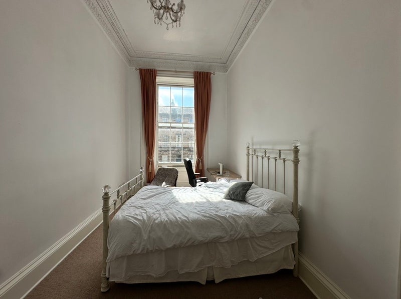 Photo 1: Available Double Bedroom