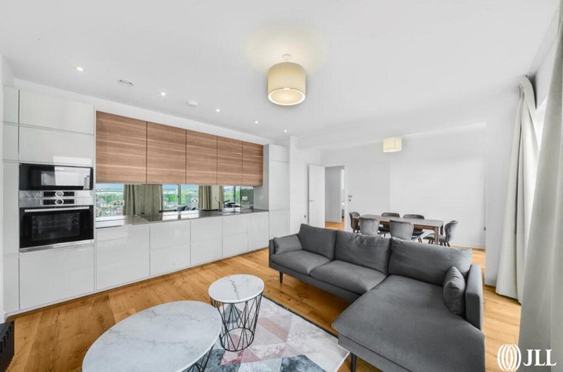 Photo 1: Livingroom/ Kitchen