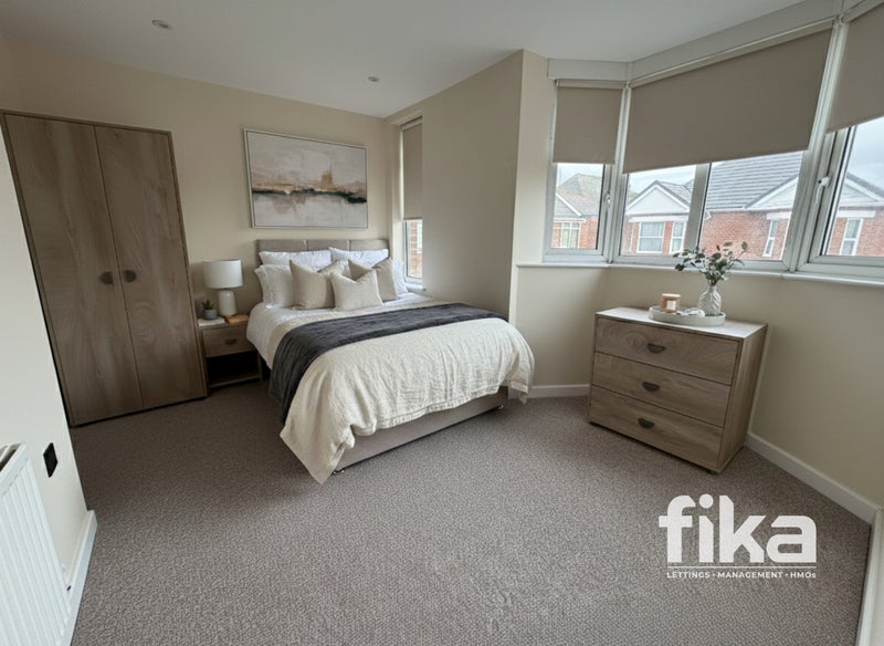 Photo 1: Room 5 w/ Ensuite