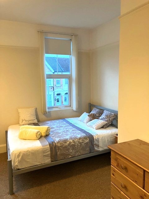 Photo 1: Bedroom with en-suite