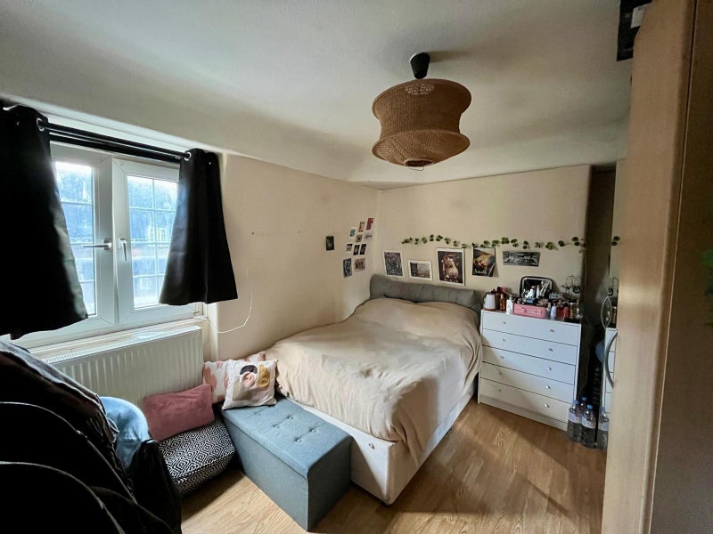 Photo 1: Bedroom available - photo 1 of 2