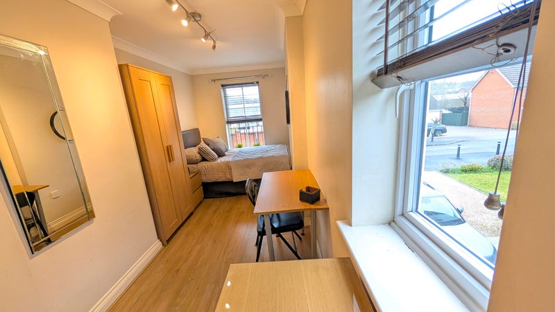 Photo 1: Large light laminated room