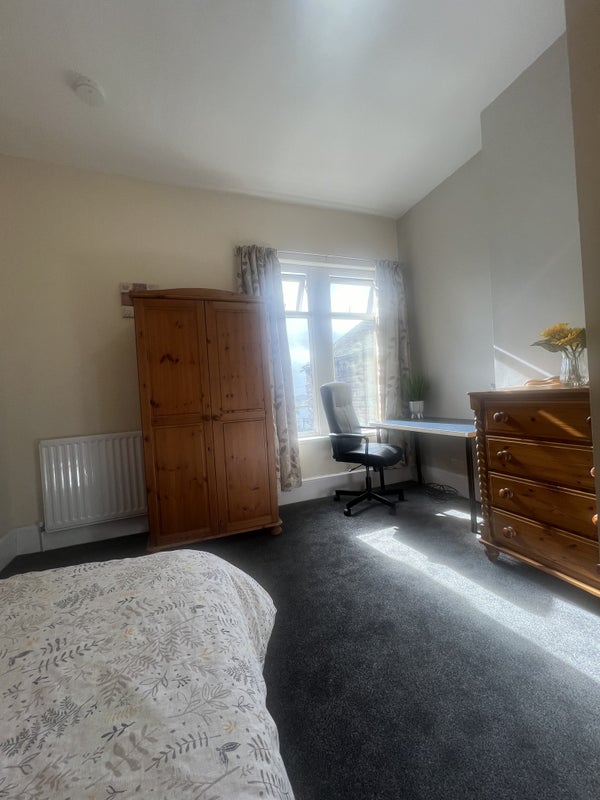 Photo 1: Available Double En suite Room