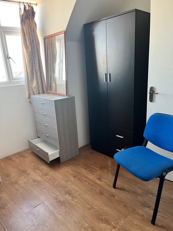 Photo 1: Furniture in the room