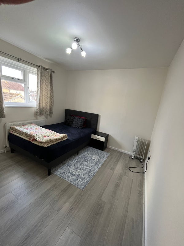 Photo 1: Double bedroom