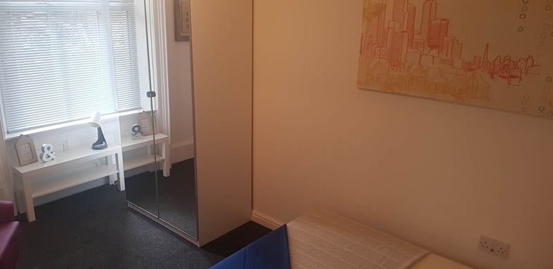 Photo 1: Light ,bright clean ground floor studio