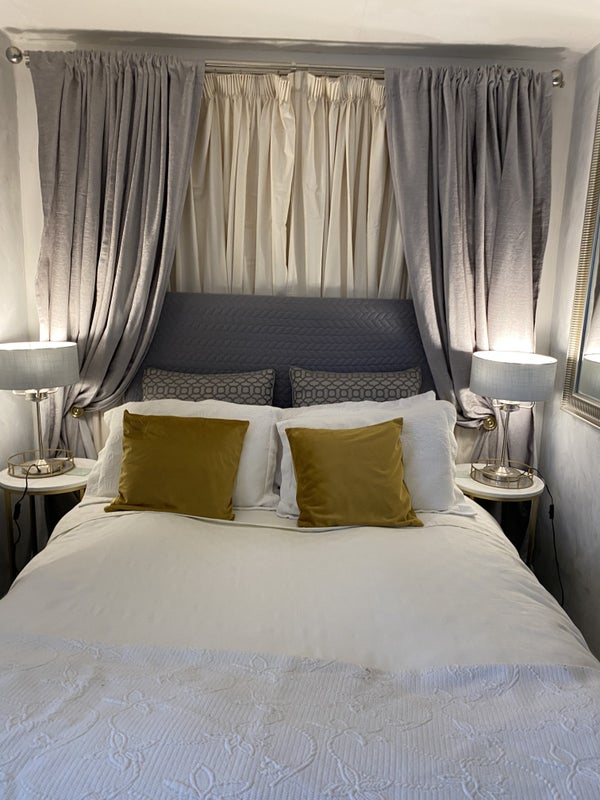 Photo 1: Double bedroom 