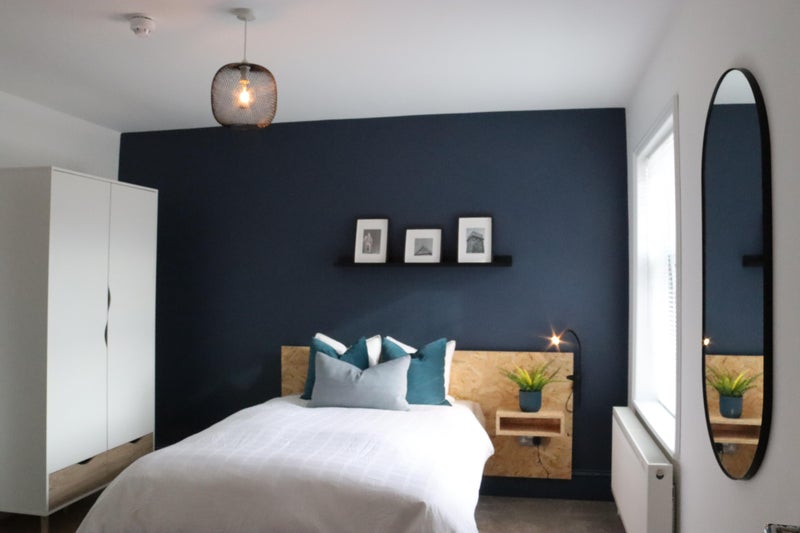 Photo 1: Large bright room