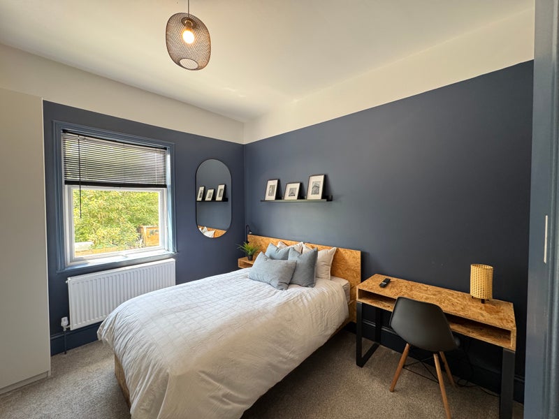 Photo 1: Large bright room