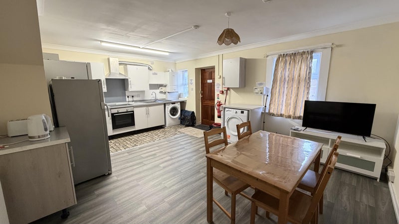 Photo 1: Kitchen/Dining