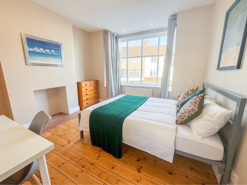 Photo 1: Fabulous Large Double Room