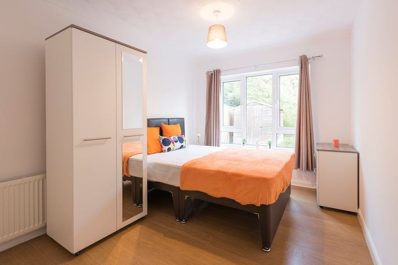 Photo 1: Spacious modern ensuite room