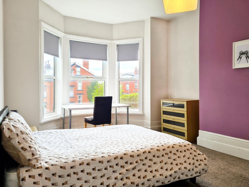 Photo 1: Room 1: Available 1st March!