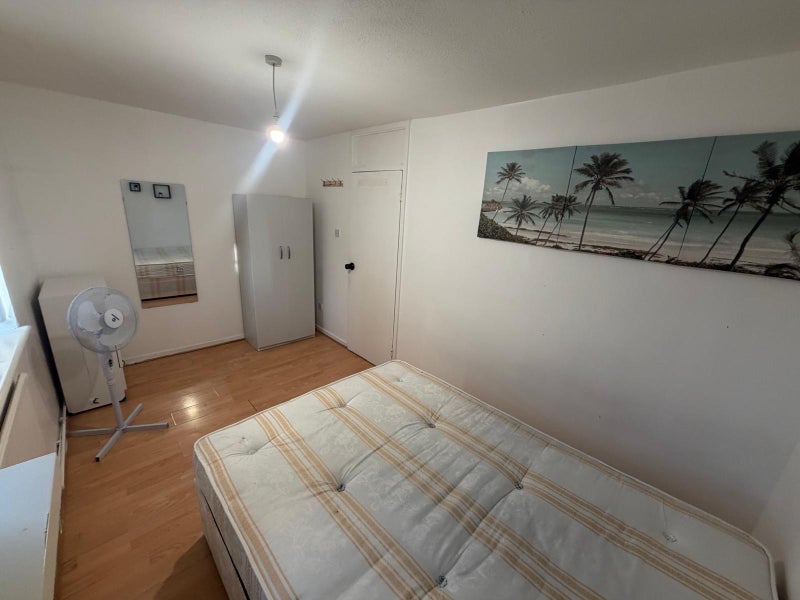 Spacious rooms located in bow church E3 3BY