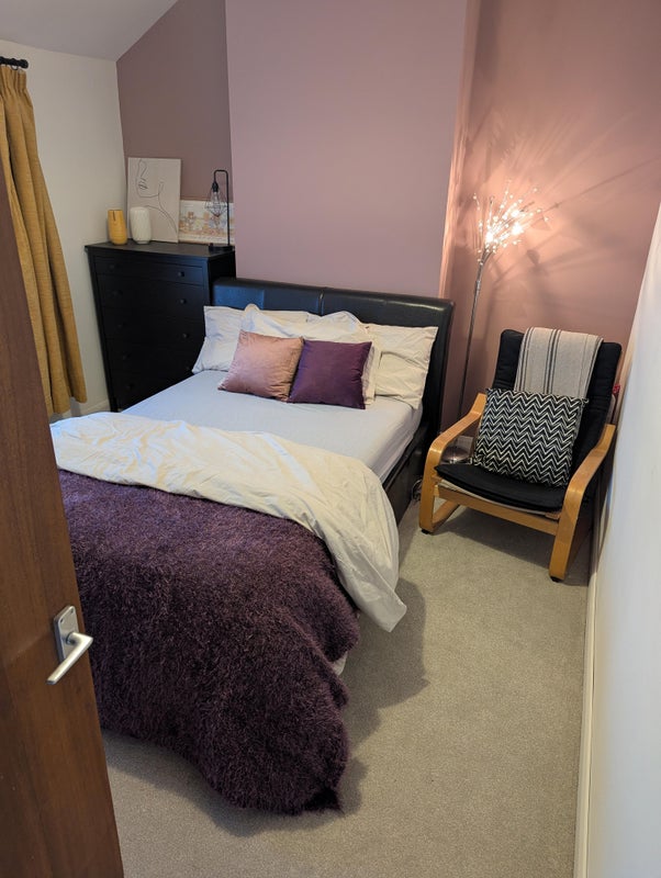 Photo 1: Bedroom to rent