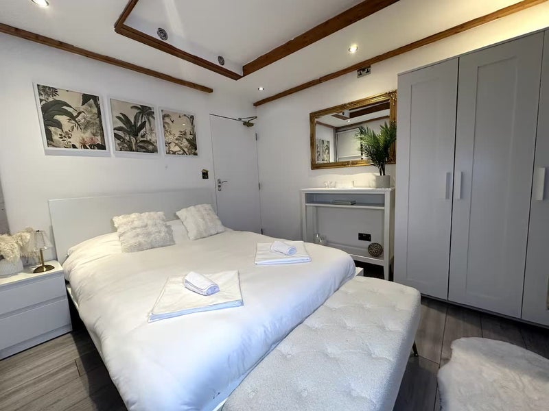 Photo 1: Double Bedroom