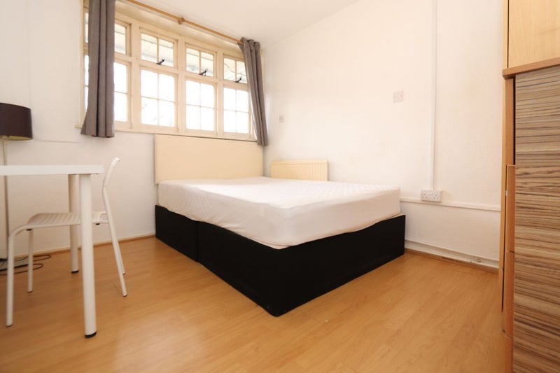 Photo 1: Room 1: 200£ a week - Double room single use - 866£ a month 