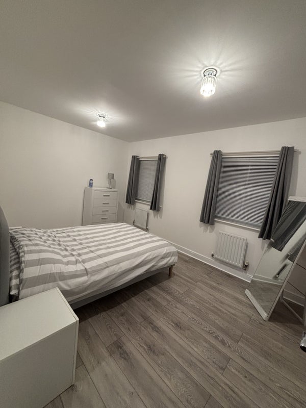 Photo 1: Large double bedroom