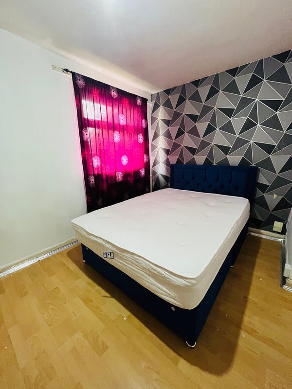 Photo 1: Room have double bed with drawers. There are cubboards in a room and almiraah. 