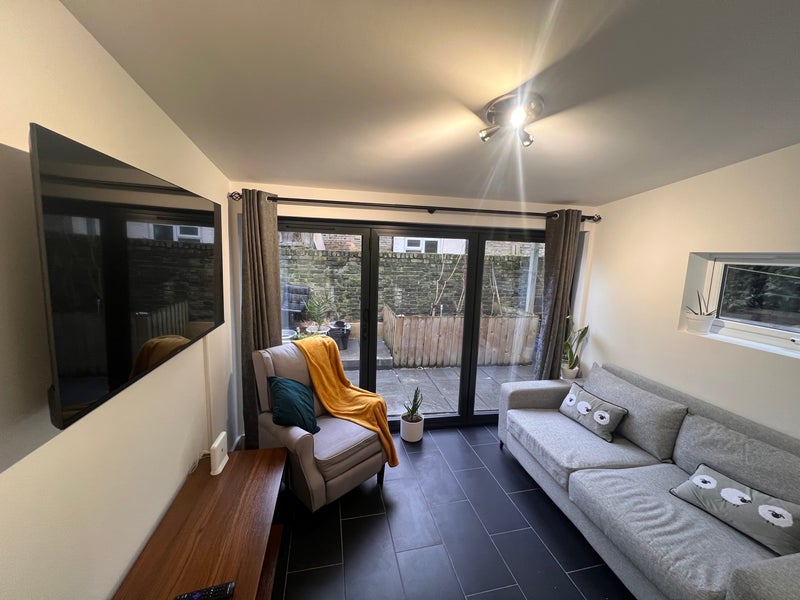 Photo 1: Living room 