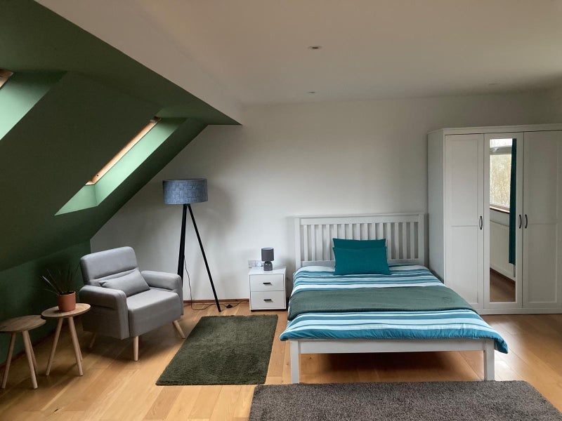 Photo 1: Spacious bedroom 