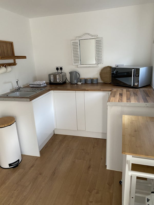 Photo 1: Kitchenette