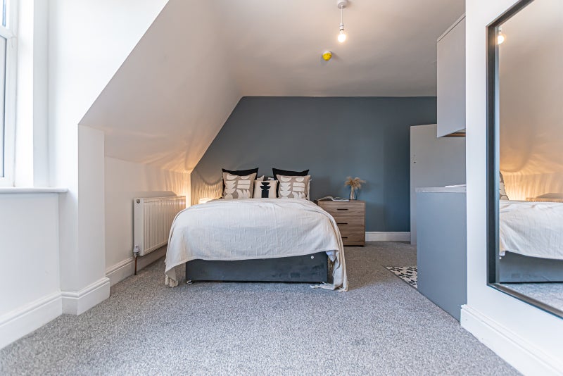 Photo 1: Room 6 (en-suite)