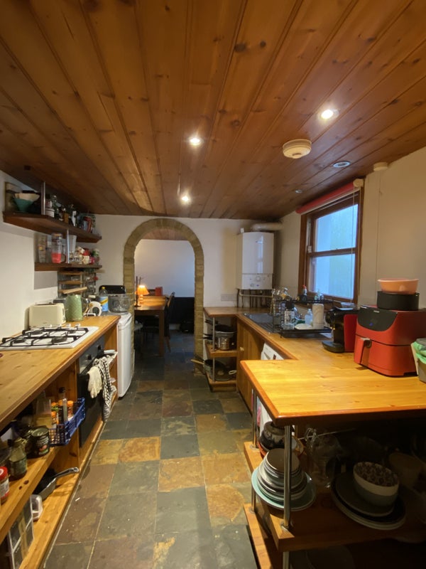 Photo 1: Kitchen 