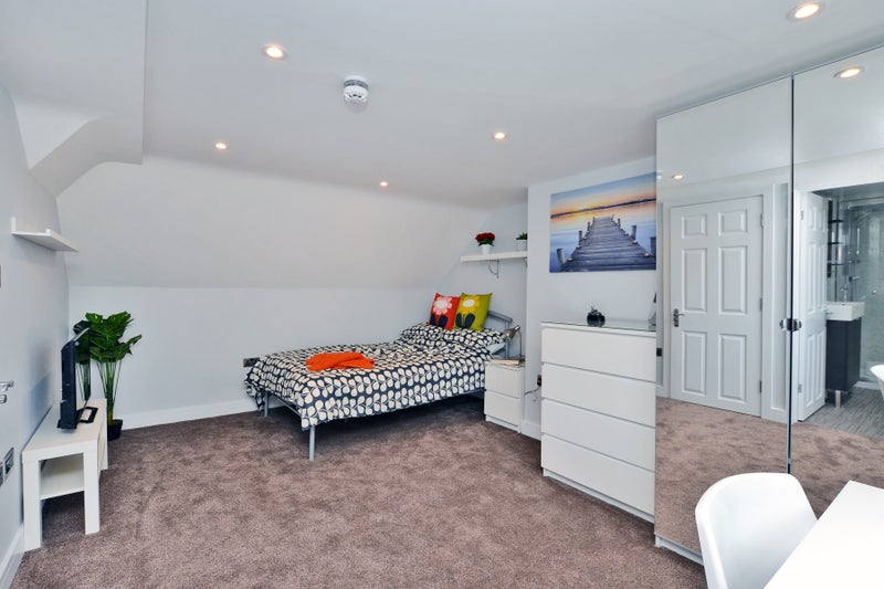Photo 1: Extra Large Ensuite - Central Woking £1,150 pcm - Avail 10th March 