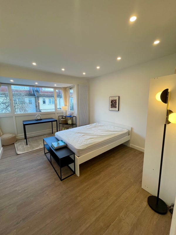 Photo 1: Bedroom 1 - Bed/Desk