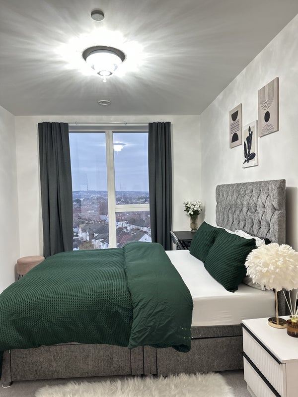 Photo 1: Room to rent 