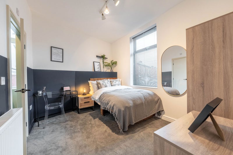 Photo 1: Room 1 - Ensuite