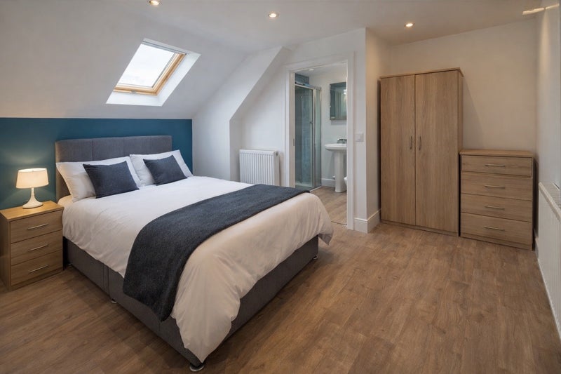 Photo 1: Furnished room 