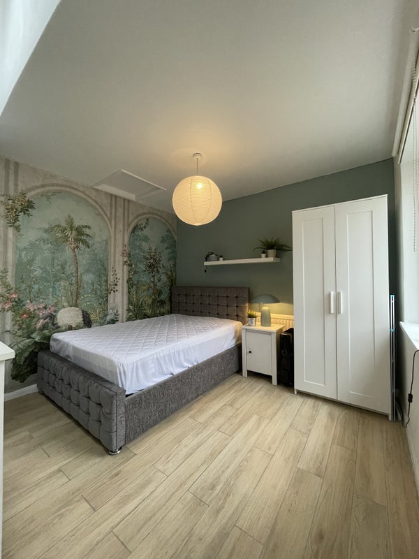 Photo 1: Double bedroom 