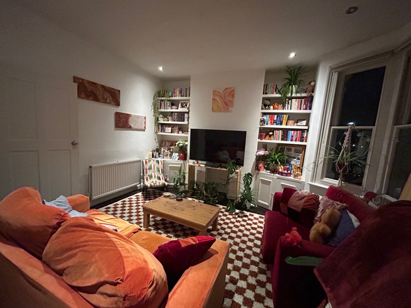 Photo 1: Living room 