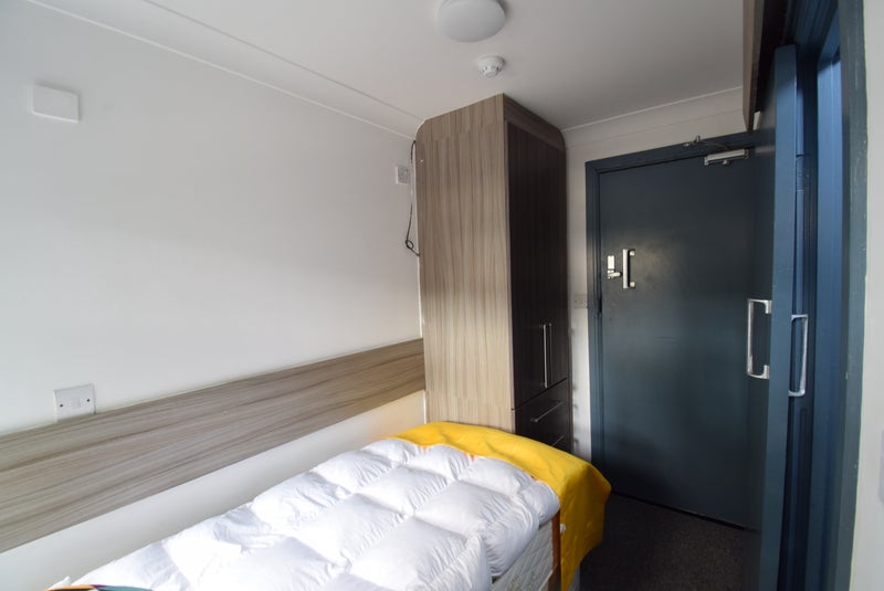 Photo 1: single en suite room 