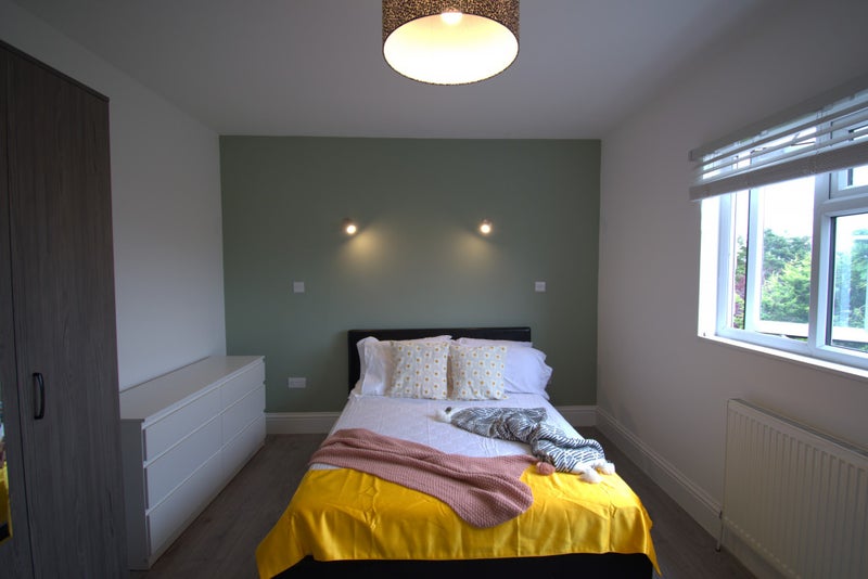 Photo 1: £275.00 per week, Double En suite room