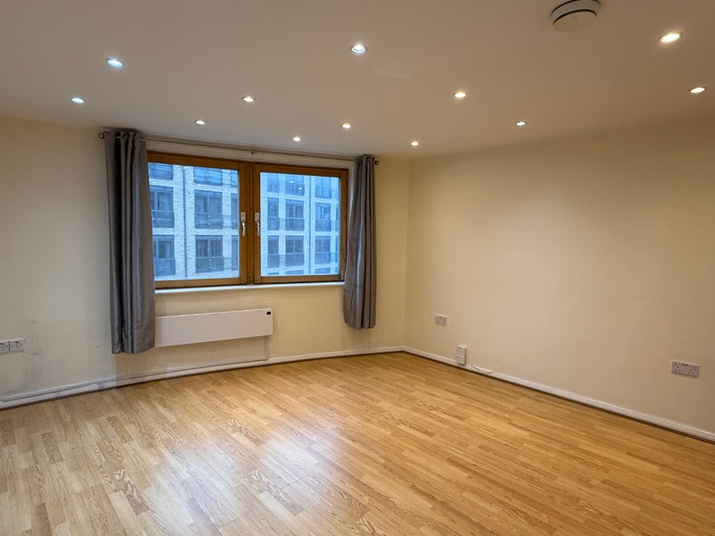 Photo 1: Bedroom 1: £1200 - available now