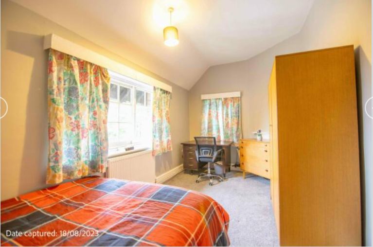 Photo 1: Double room available