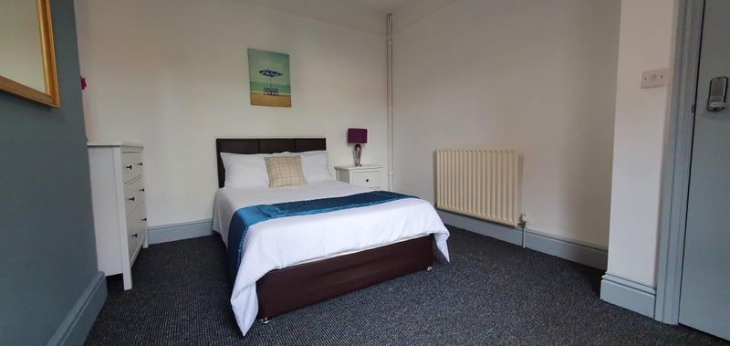 Photo 1: Large room for single occupancy only