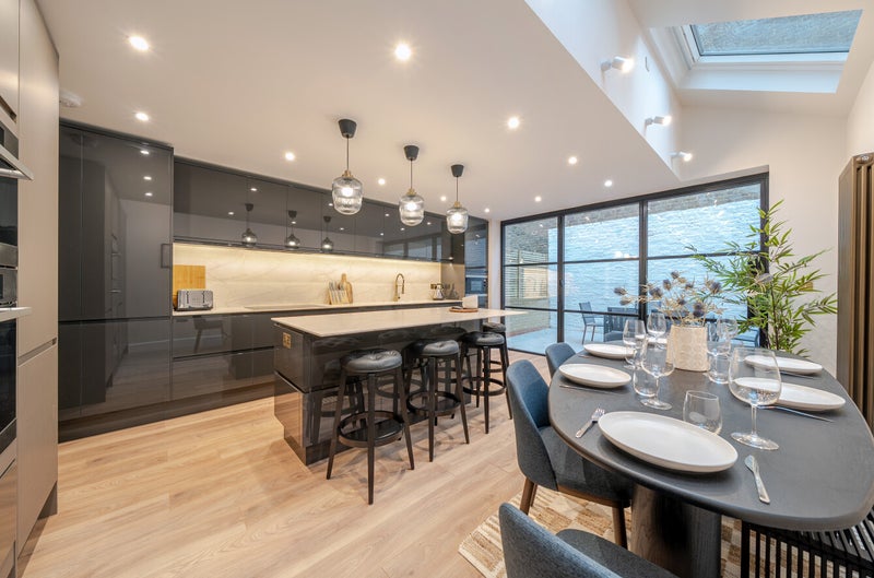 Photo 1: Dining area 