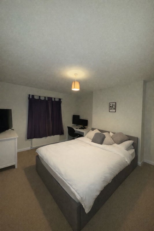 Photo 1: Bedroom