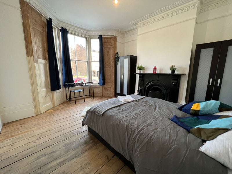 Photo 1: Room 1- £800 Available 01/03/2026